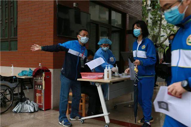 直击广州广雅中学返校的第一天｜每位师生一个复学爱心包  疫情相关 第32张